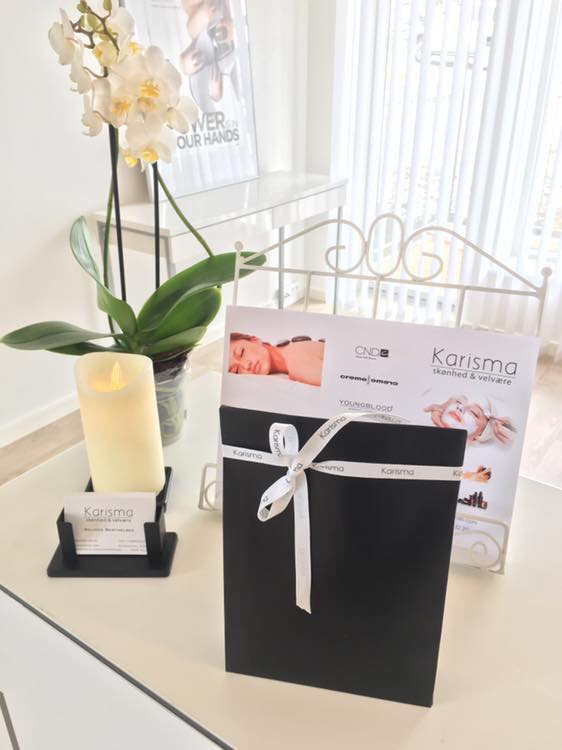 Blomster og gaveæske hos Karisma